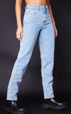 PRETTYLITTLETHING L32 Light Blue Wash Mom Jeans