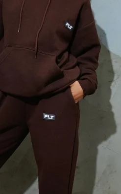 PRETTYLITTLETHING Petite Chocolate Badge Detail Straight Leg Sweatpant