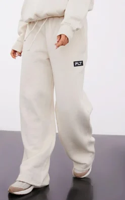 PRETTYLITTLETHING Petite Cream Badge Detail Straight Leg Sweatpants