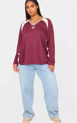 PRETTYLITTLETHING Plus Burgundy Studio Mode Long Sleeve Football T-shirt