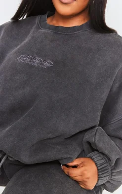 PRETTYLITTLETHING Plus Charcoal Washed Embroidered Oversized Sweatshirt